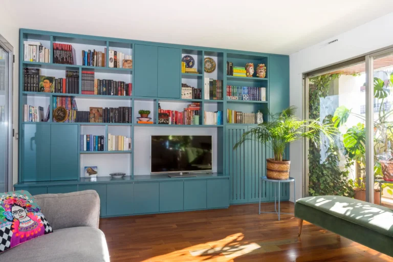 Meuble TV bibliothèque design coloré en MDF laqué mat