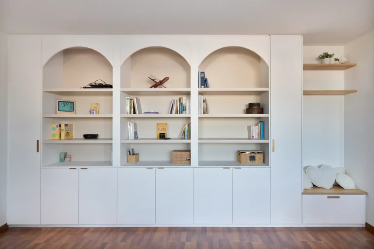 Bibliothèque en arche sur mesure en mélaminé blanc mat avec placage chêne et assise intégrée