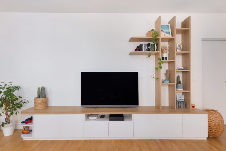 Bibliothèque sur mesure en blanc laqué avec meuble TV, long plateau en chêne et rangements fermés