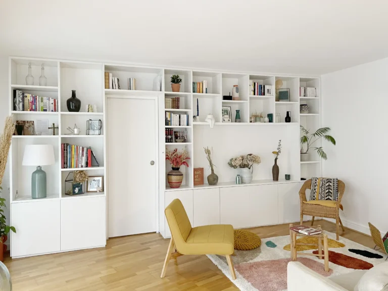 Bibliothèque laquée blanche sur mesure intégrée autour d’une porte, vue d’ensemble dans un salon contemporain