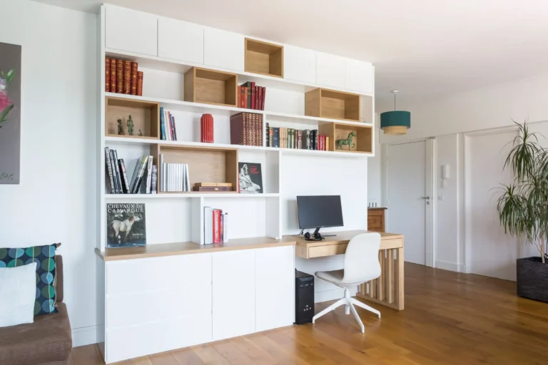 Bibliothèque murale sur mesure avec bureau intégré dans un salon lumineux