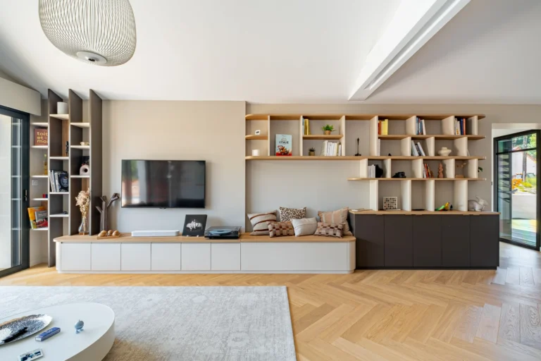 Bibliothèque sur mesure avec niches en mélaminé décor chêne, façades gris clair, taupe et anthracite