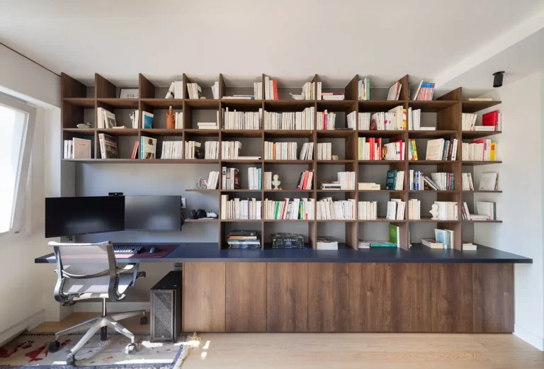 Bureau sur mesure toute longueur avec bibliothèque intégrée en bois foncé et double écran
