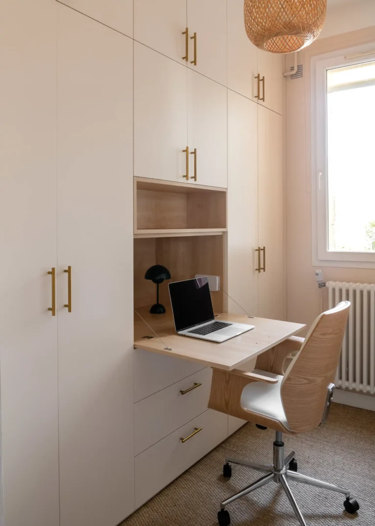Bureau secrétaire rabattable en chêne clair avec rangements fermés sur mesure