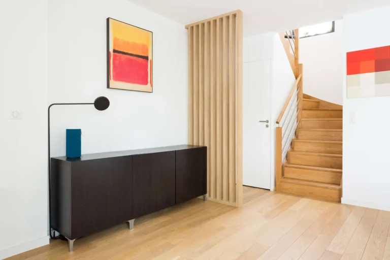 Claustra intérieur en tasseaux verticaux en chêne clair sur mesure