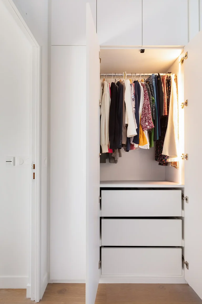 Dressing de couloir avec rangements fermés et compartiments pour chaussures et sacs