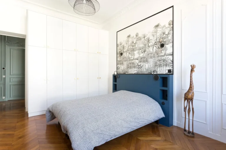 Vue d’ensemble du dressing intégré dans une chambre haussmannienne à Paris 12