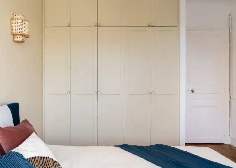 Dressing mural toute hauteur en finition bois mat écru dans une chambre parentale