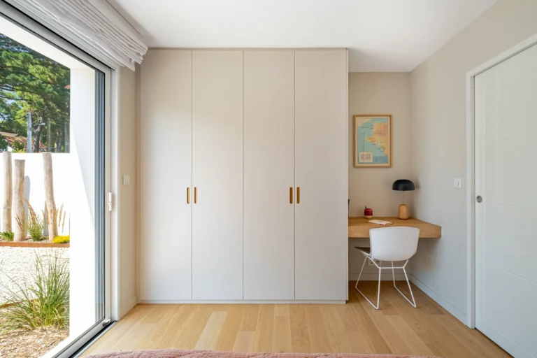 Dressing sur mesure à Nantes toute hauteur avec bureau intégré en décor chêne et façades beige clair