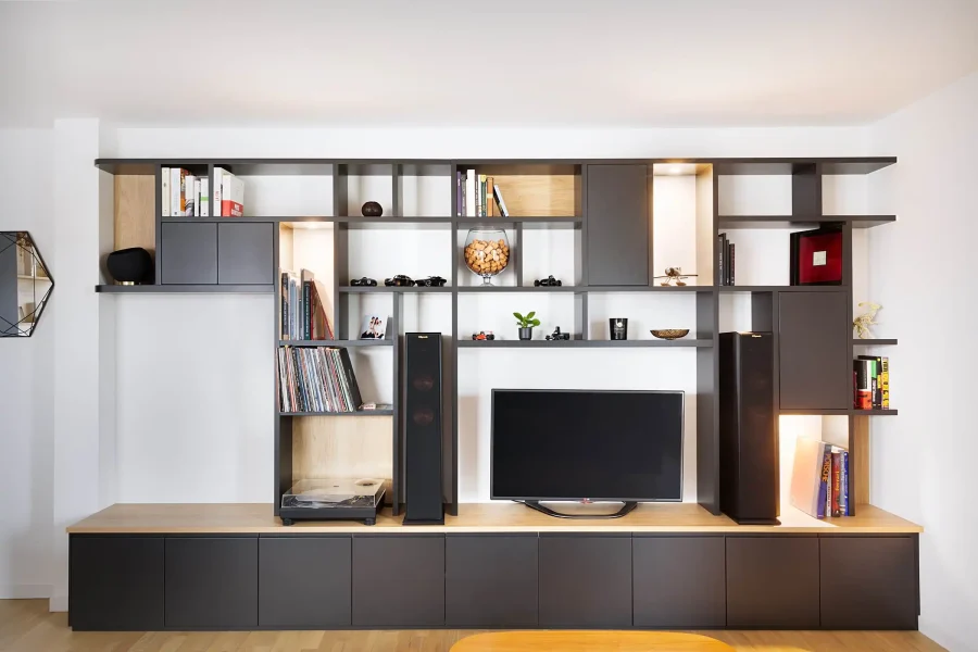 Meuble TV bibliothèque noir avec éclairage LED intégré et placage bois clair