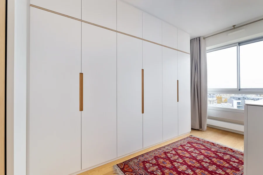 Agencement intérieur dressing en mélaminé blanc avec étagères réglables et colonne de rangement