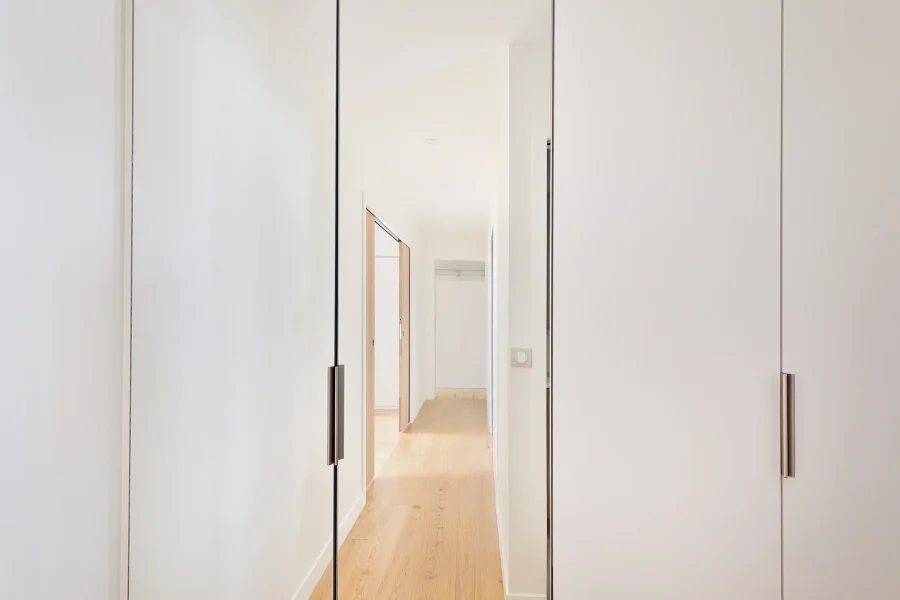 Agencement intérieur placard avec double penderie, étagères réglables et tiroirs intégrés