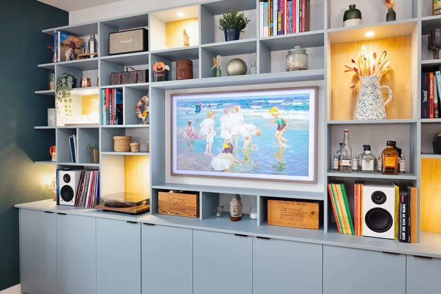 Agencement mural TV bleu clair mat avec rangements fermés et composition légère