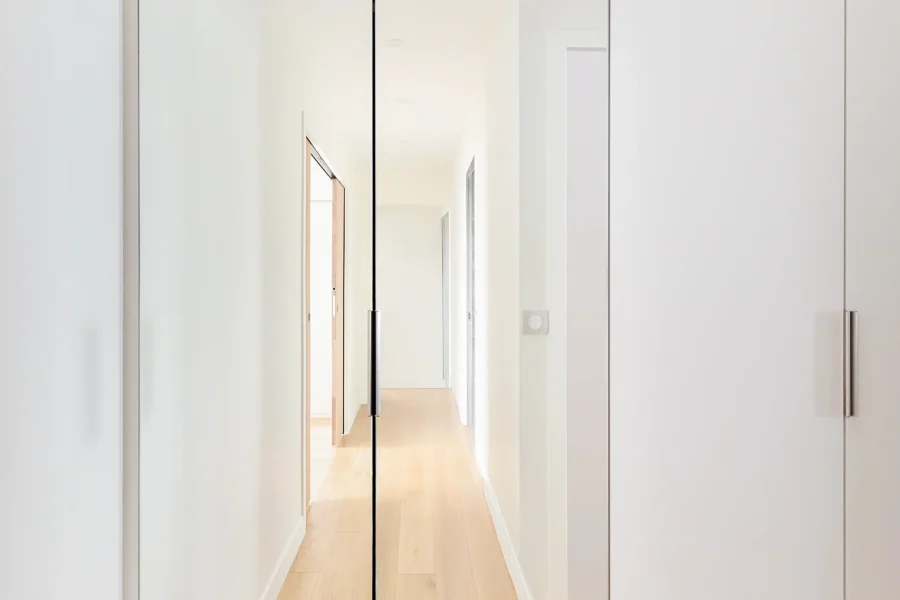 Agencement placard sur mesure avec compartiments en mélaminé blanc et chêne clair
