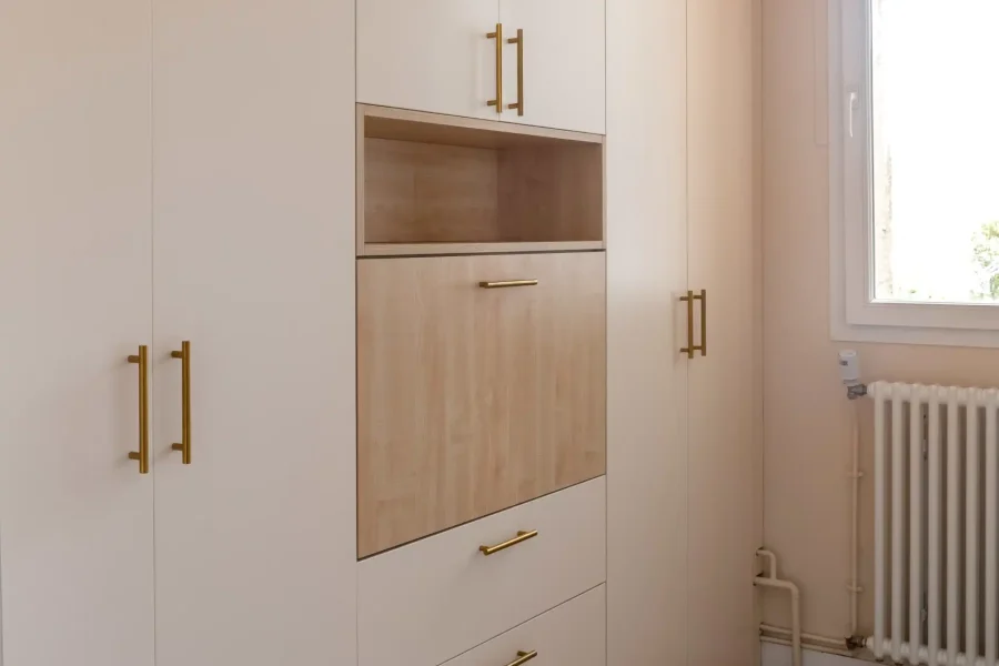 Aménagement sur mesure avec tiroirs discrets et colonnes de rangement