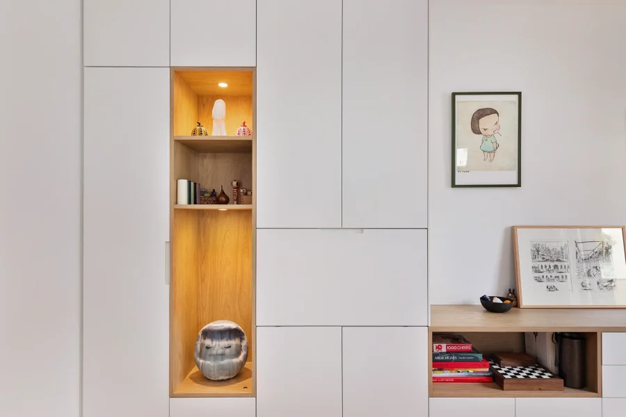 Aménagement intérieur bureau design en chêne clair et blanc avec façades sans poignées