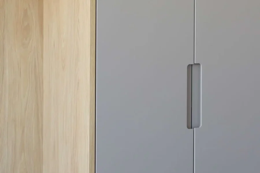 Mobilier sur mesure toute hauteur avec contraste bois et ton minéral
