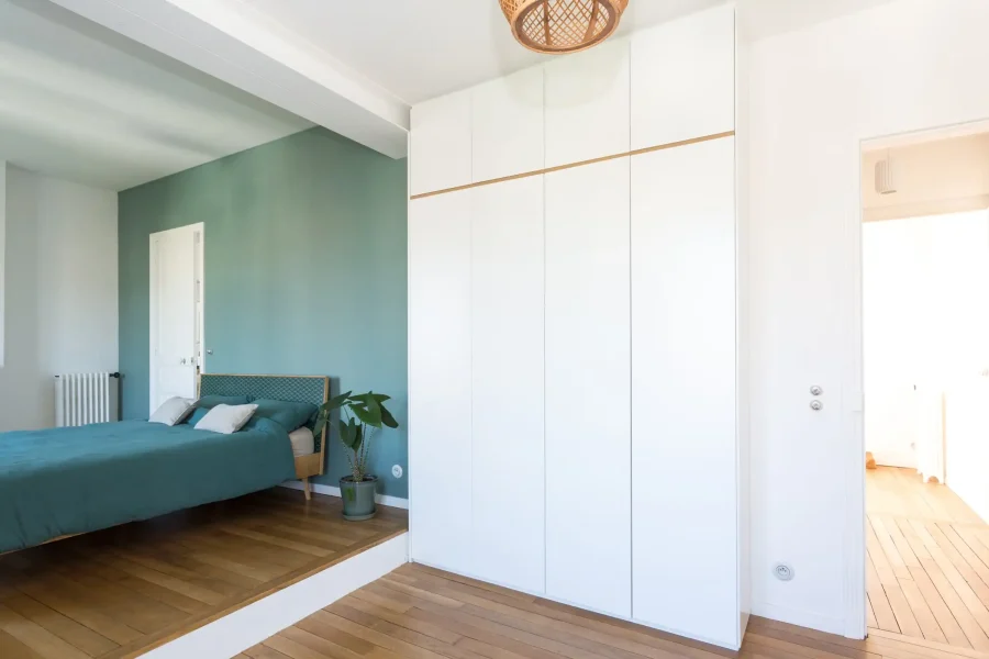 Armoire dressing 4 portes blanches mates avec ligne bois clair en chambre
