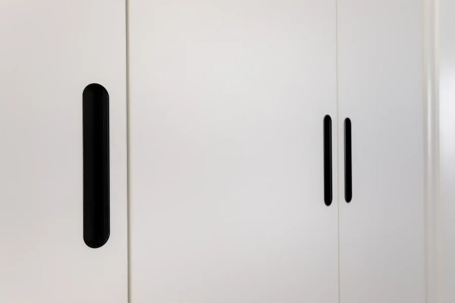Aménagement de couloir avec armoire blanche sur mesure et éclairage LED intégré