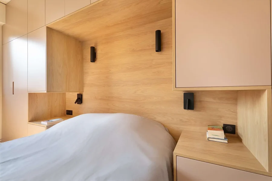 Meuble toute hauteur avec dressing et prises intégrées