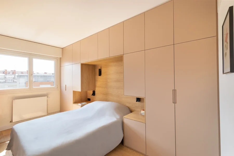 Vue d’ensemble d’une armoire pont de lit moderne avec façades laquées à Paris 13