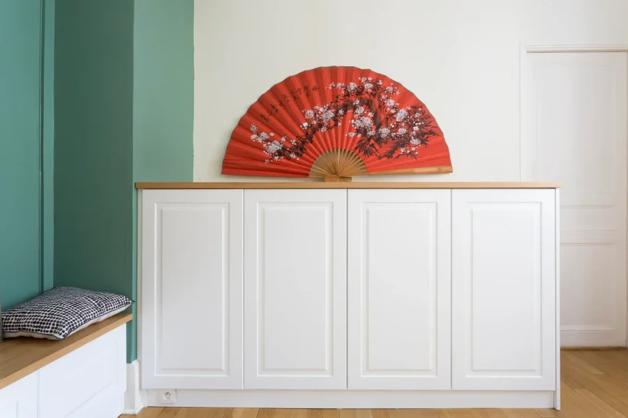 Détail du meuble sur mesure avec assise intégrée et coussin gris
