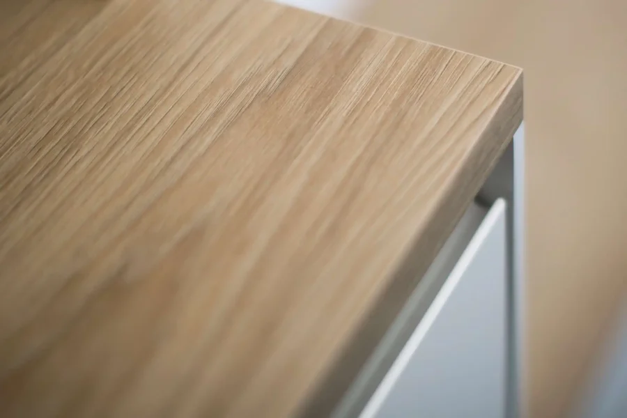 Banc avec assise bois et rangements hauts dans un couloir optimisé