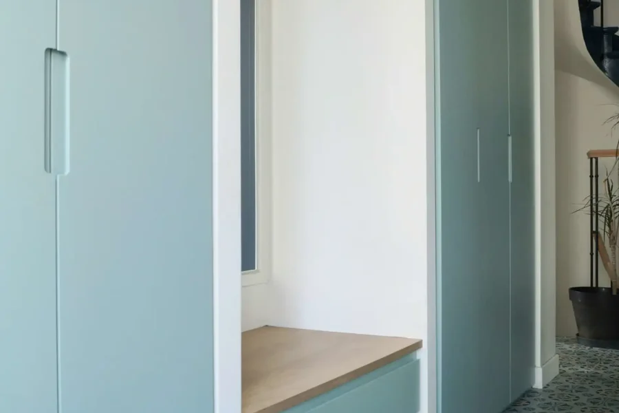 Banc en bois clair avec tiroirs intégrés dans une entrée optimisée