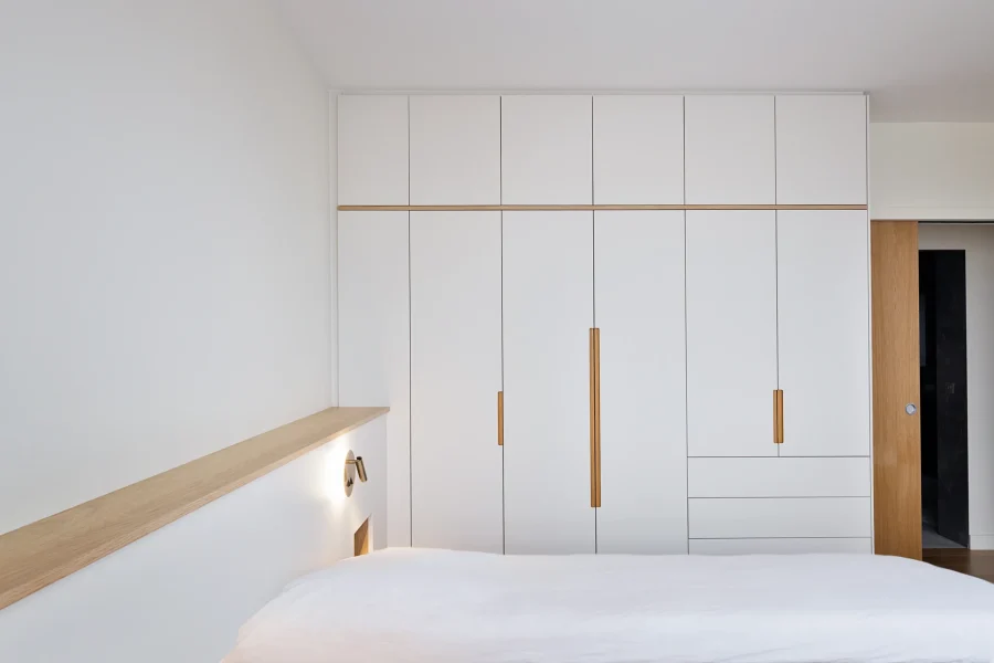 Bandeau de tête de lit en mélaminé décor chêne avec plateau continu sur toute la largeur