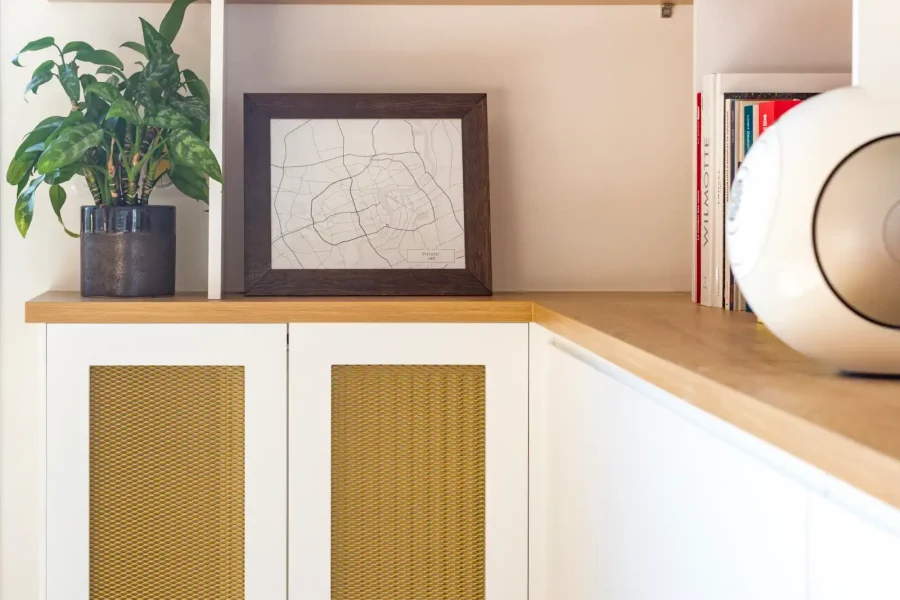 Vue de la bibliothèque sur mesure cachant un radiateur dans un salon