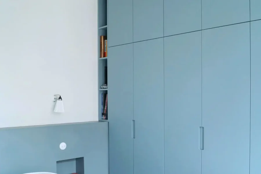 Bibliothèque d’appoint intégrée au dressing dans une chambre adulte
