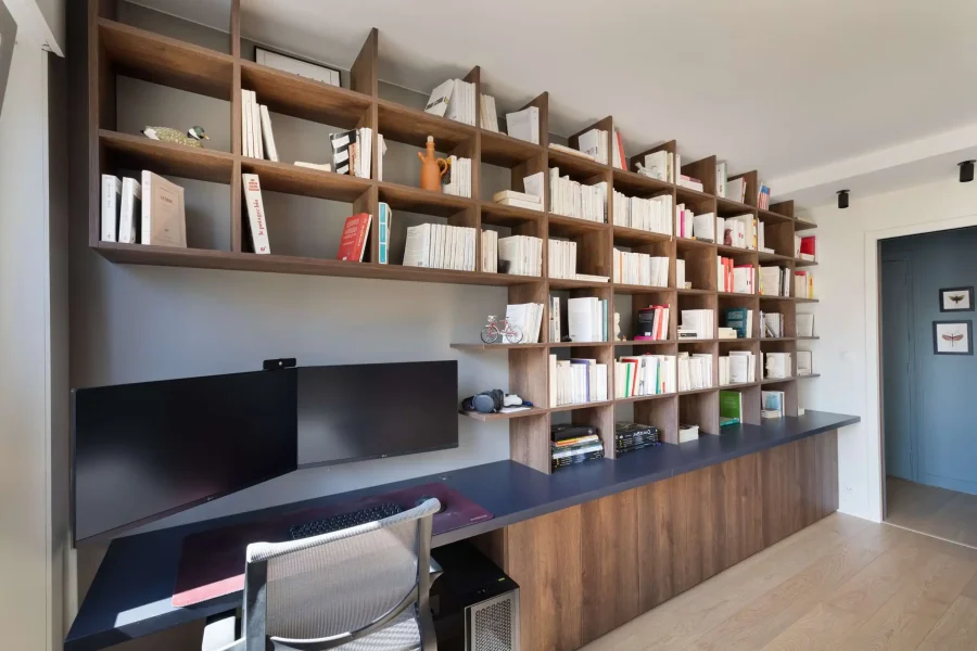 Bibliothèque ouverte sur mesure avec niches décoratives et poste de travail informatique