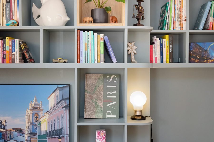 Bibliothèque haute sur mesure avec étagères de largeurs variées, niches en chêne et bureau profond