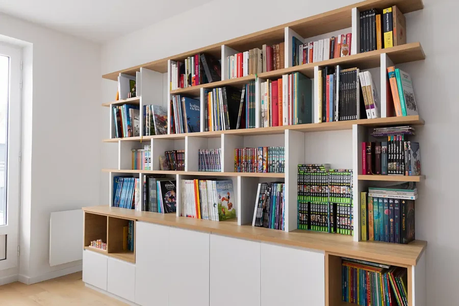 Mobilier épuré en mélaminé chêne clair avec agencement symétrique pour salon familial