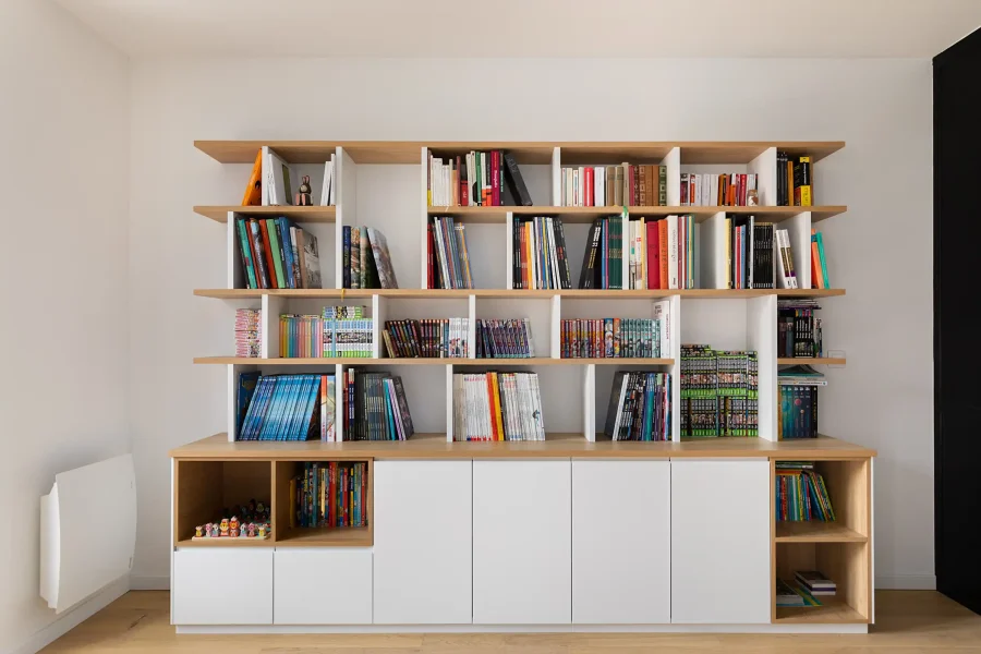 Détail des niches ouvertes et placards en MDF laqué blanc sous verrière intérieure