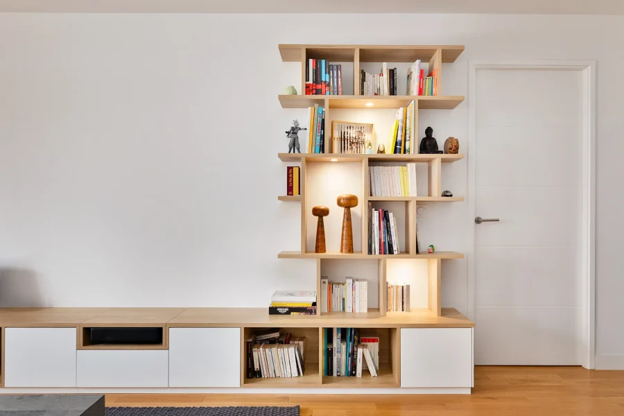 Bibliothèque ouverte toute hauteur avec niches de différentes dimensions pour livres et objets décoratifs