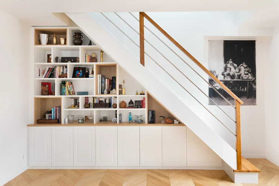 Bibliothèque sur mesure toute longueur intégrée sous escalier