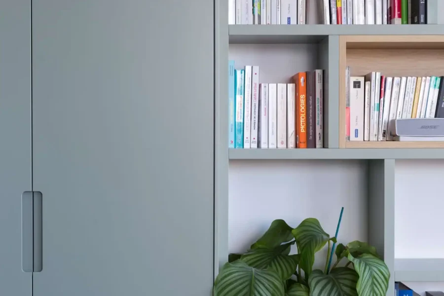 Bibliothèque sur mesure avec rangement fermé discret en MDF laqué et mélaminé chêne