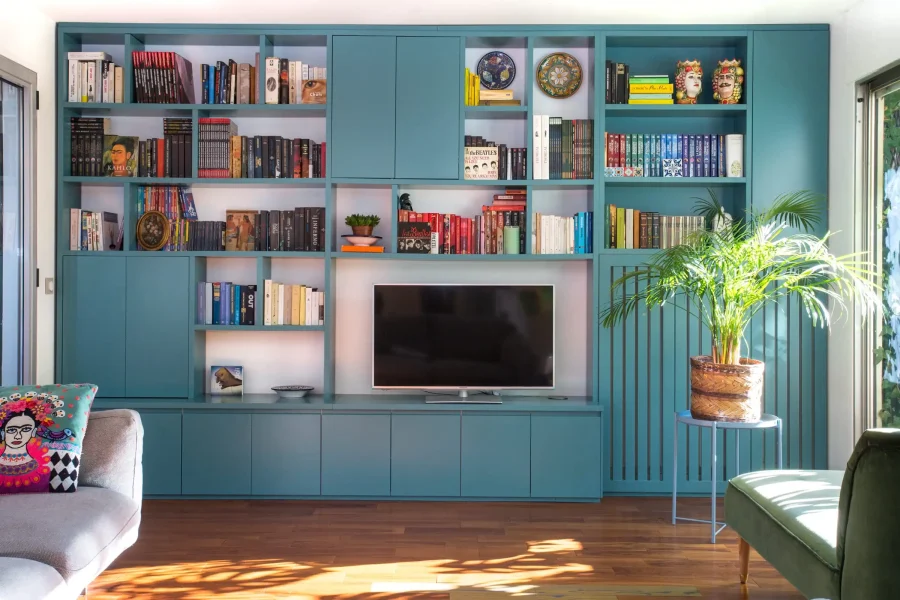 Bibliothèque sur mesure couleur originale avec rangements optimisés