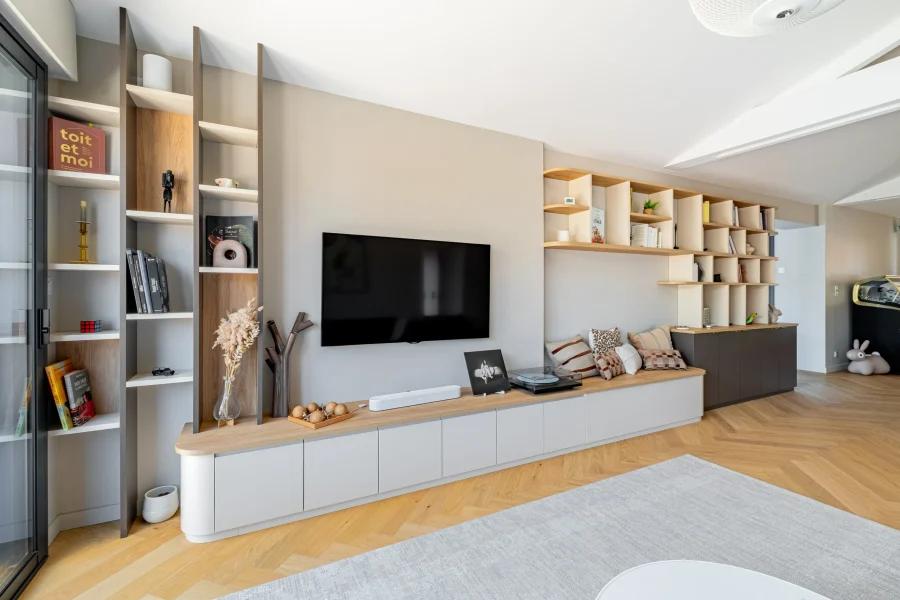 Bibliothèque sur mesure à Nantes avec meuble TV, niches décoratives, rangements bas et banquette intégrée