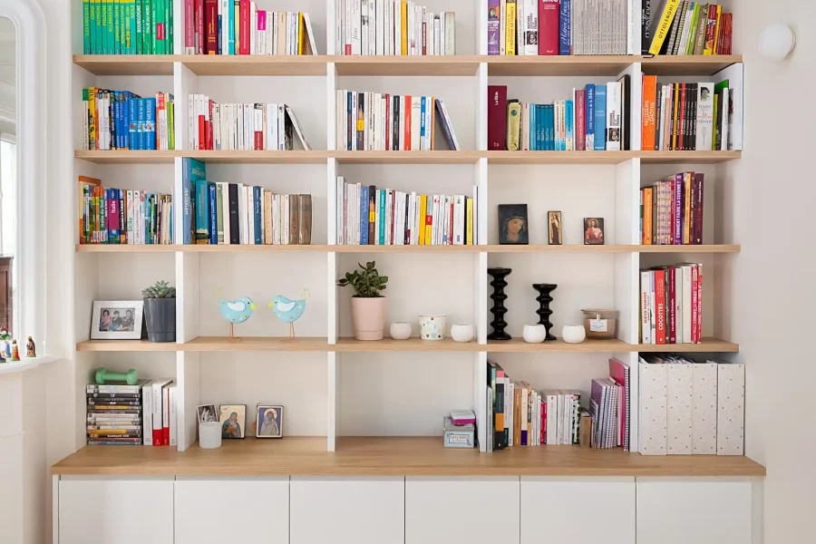 Bibliothèque toute hauteur sur mesure, intégrée dans un mur ancien avec finition plafond