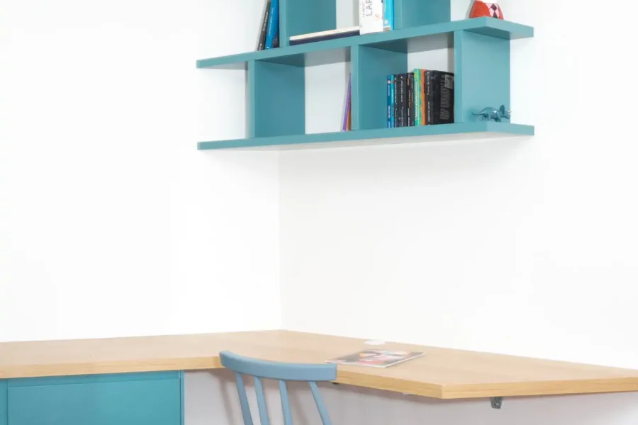 Bureau en angle sur mesure avec rangements laqués et plateau mélaminé chêne