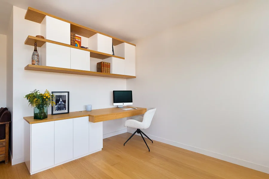 Bureau avec plan de travail en chêne clair et étagères fermées assorties