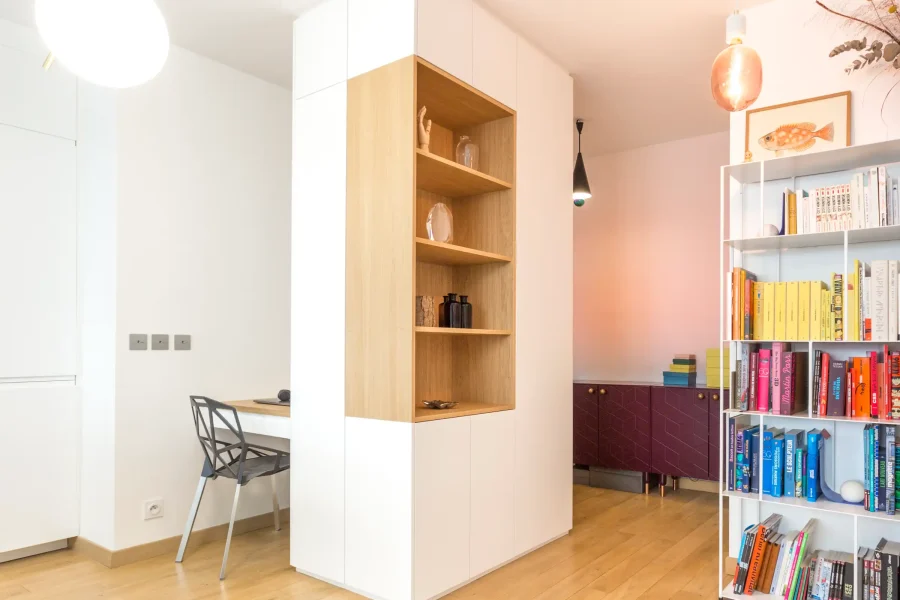 Bureau intégré sur mesure dans angle optimisé avec niche décorative en bois