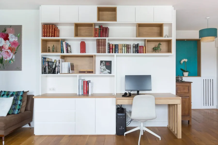 Bureau discret intégré dans une bibliothèque murale blanc et bois