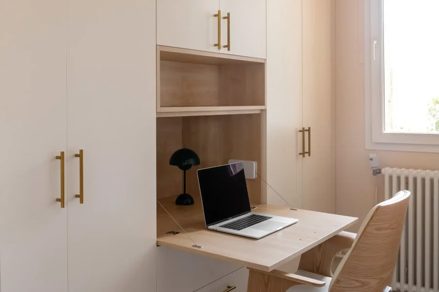Bureau secrétaire rabattable en chêne clair avec rangements fermés sur mesure