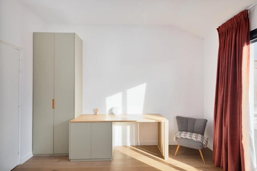 Bureau sur mesure avec pied claustra bois et rangements sans poignées visibles