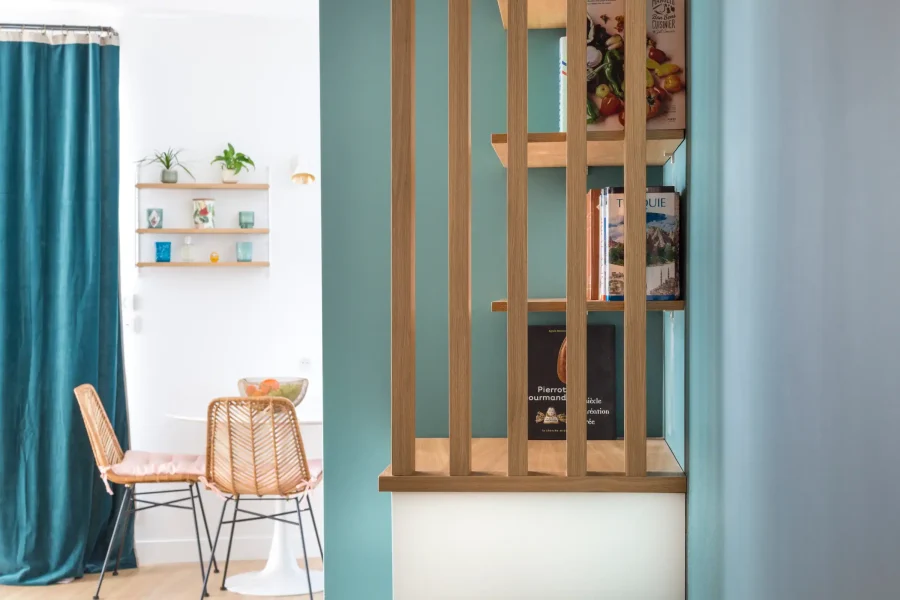 Claustra sur mesure au design léger et aérien, combinant structure en bois et étagères pratiques