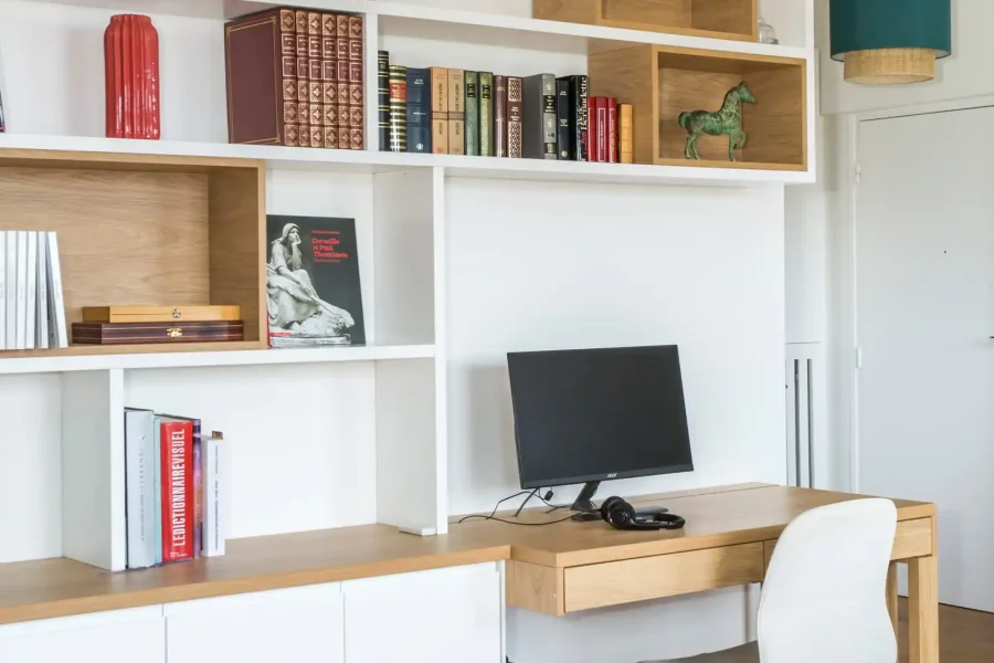 Claustra bois décoratif intégré dans une bibliothèque murale sur mesure