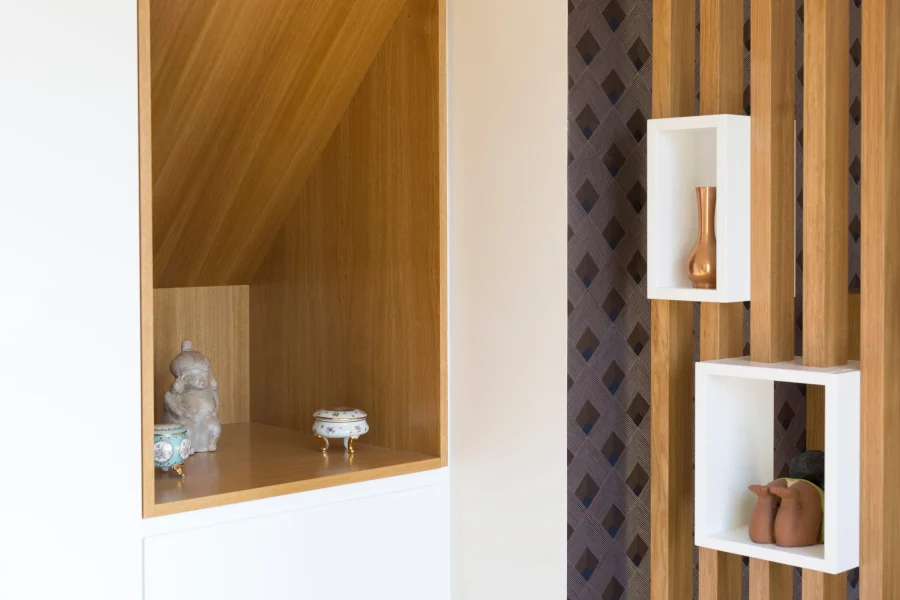 Détail d’un claustra bois intérieur avec jeu de matières et lumière naturelle